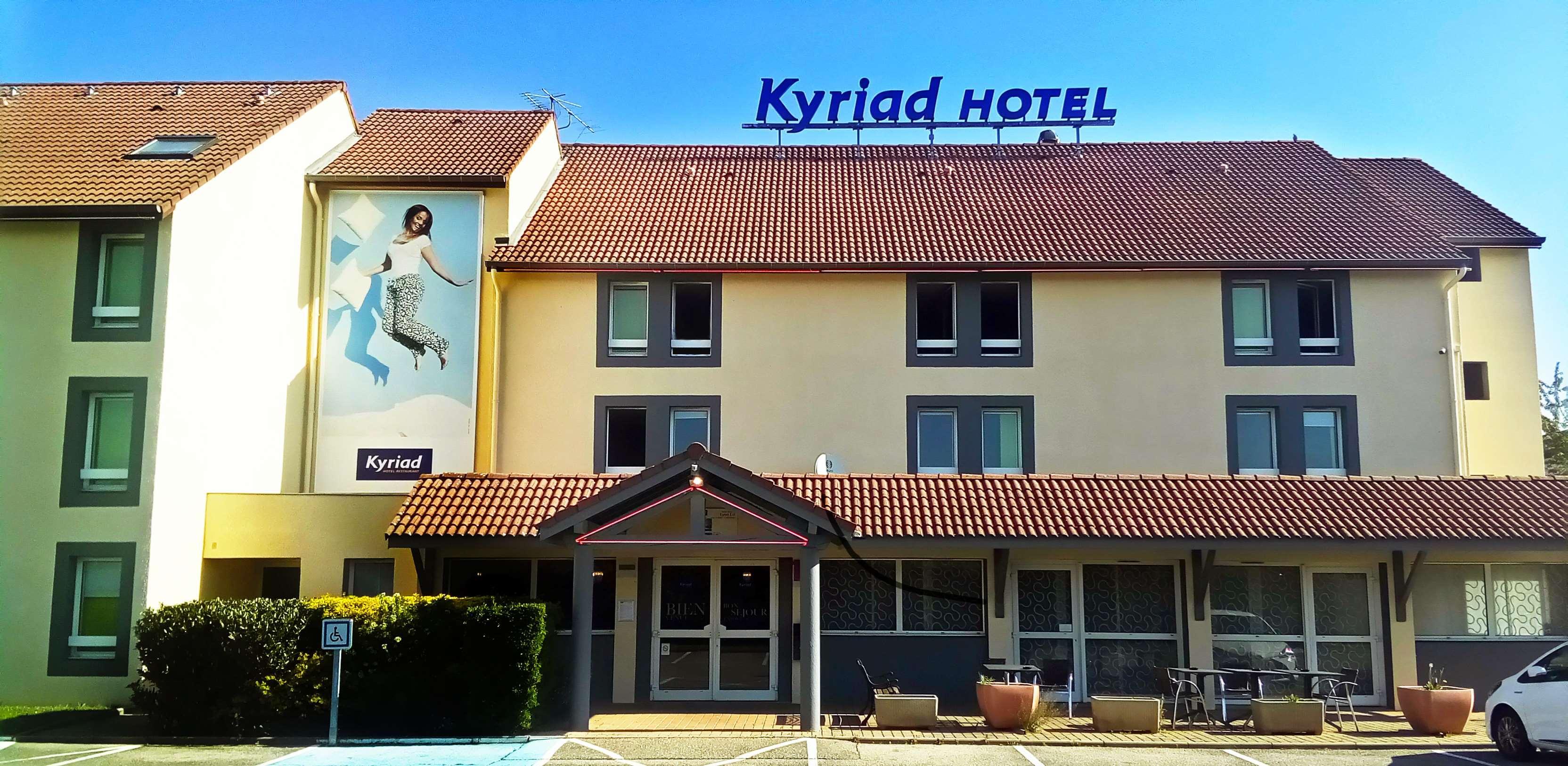 Kyriad Lyon Est - Saint Bonnet De Mure Exteriör bild