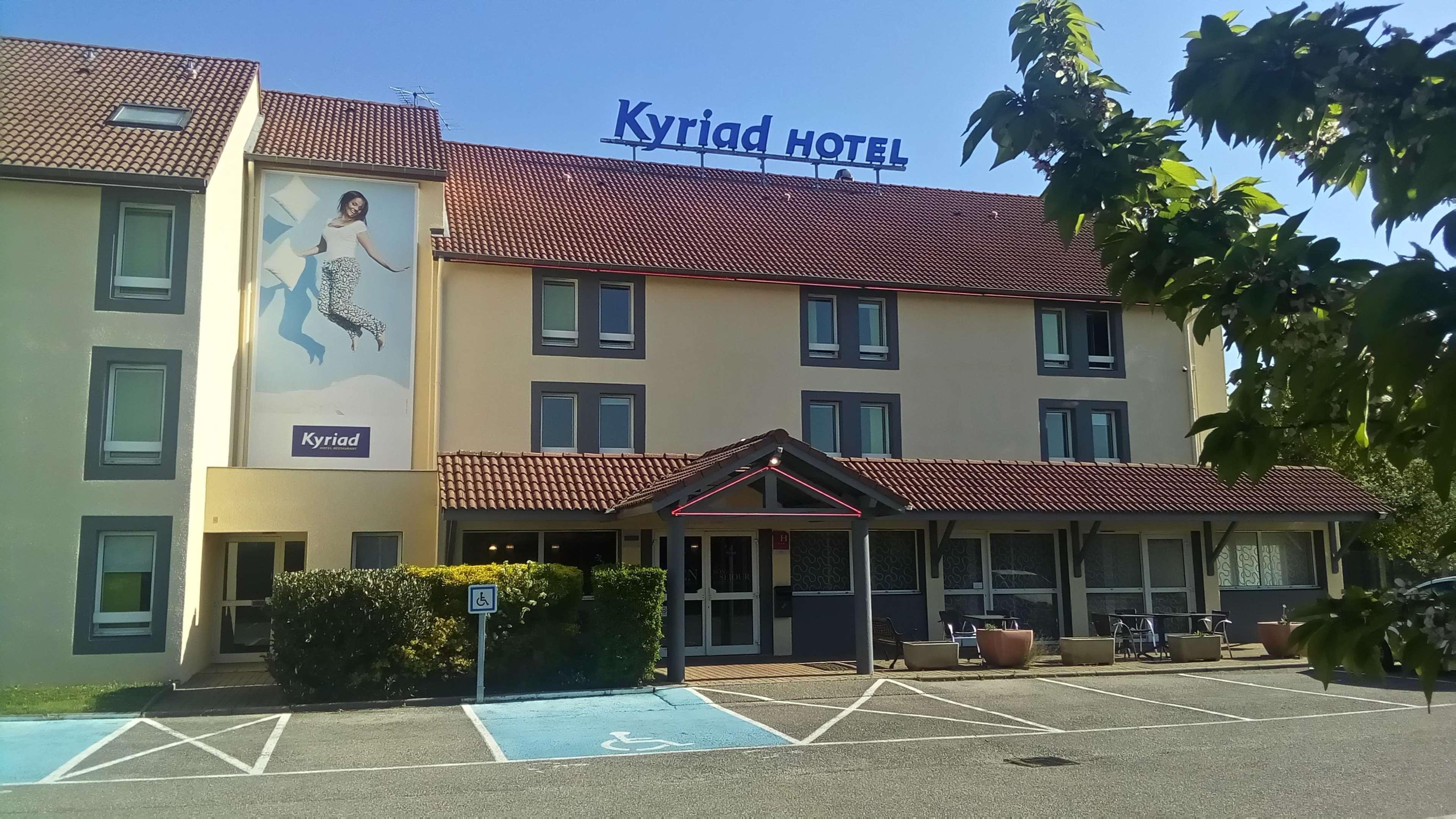 Kyriad Lyon Est - Saint Bonnet De Mure Exteriör bild