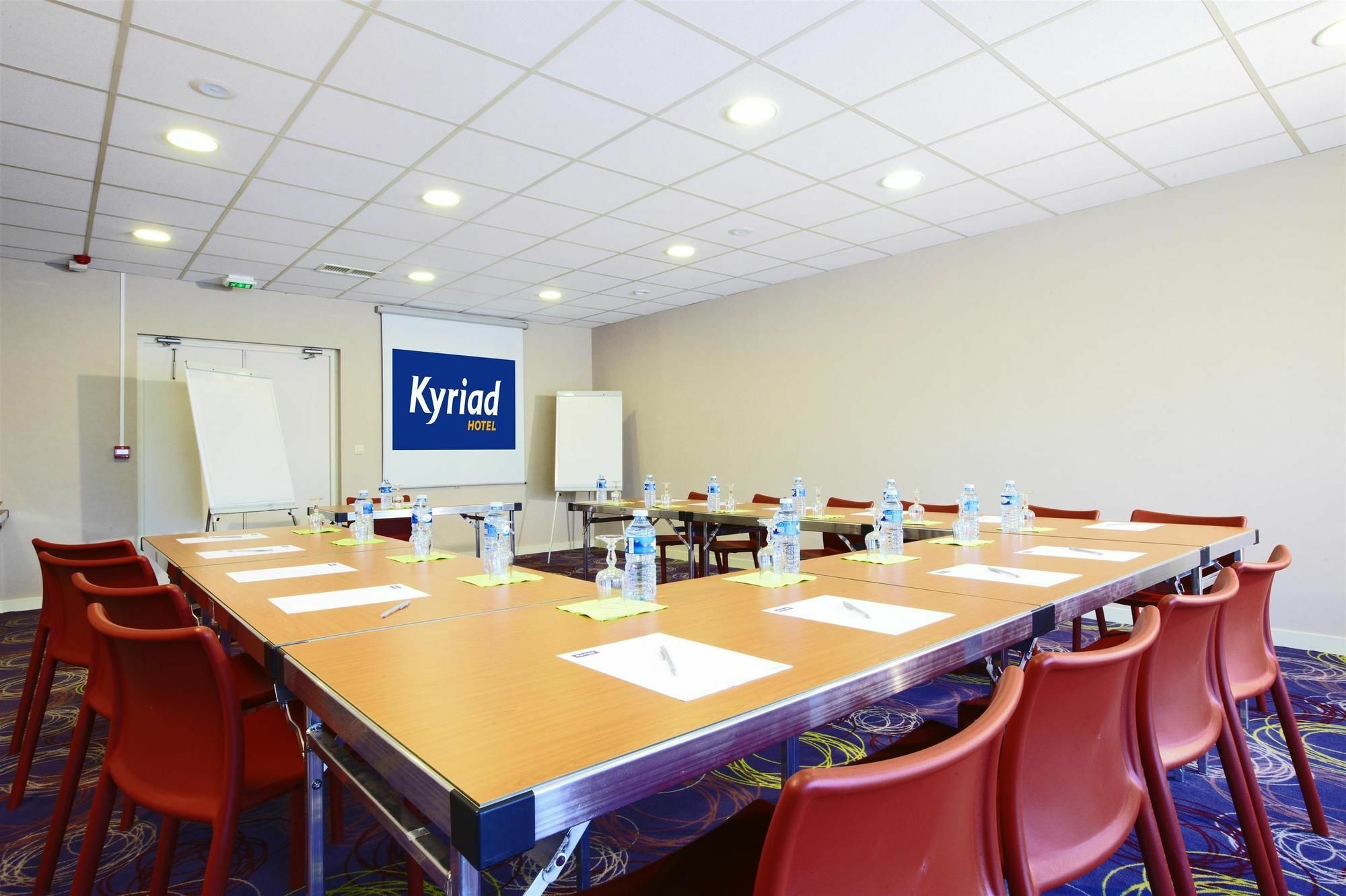 Kyriad Lyon Est - Saint Bonnet De Mure Exteriör bild